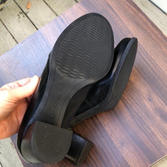 Clarks black leather pumps size 9m. - Picture 3 of 5